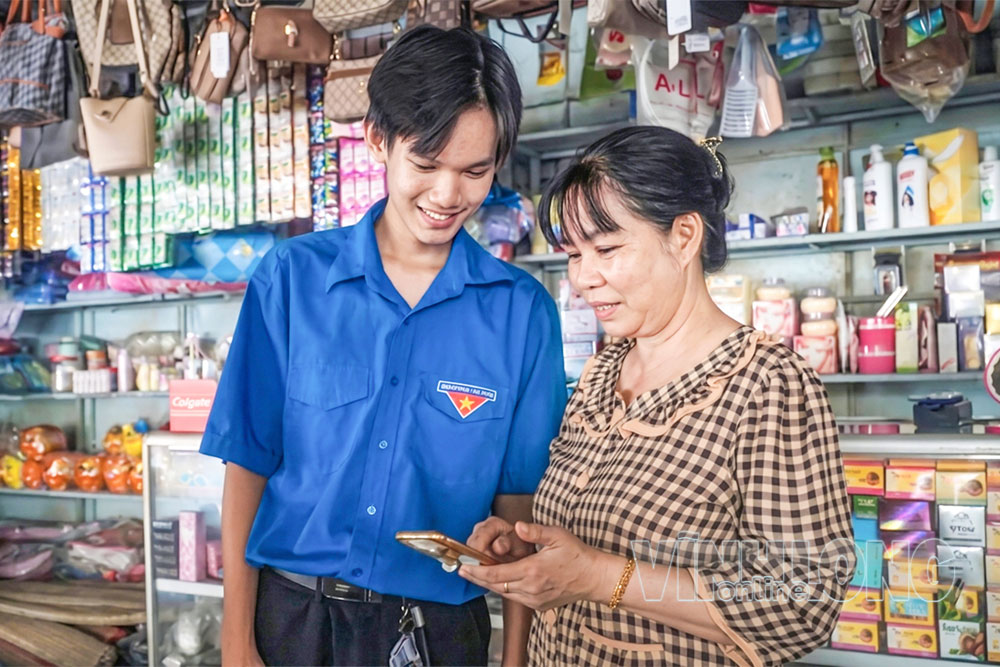 Đoàn Thanh niên phường Phước Hậu hướng dẫn chị Nguyễn Thị Kim Thanh- tiểu thương kinh doanh mỹ phẩm tại chợ Phước Hậu- điểm 1 (chợ Cua) cài đặt, sử dụng ứng dụng thanh toán điện tử và quét mã QR trong giao dịch.

Ảnh:
THẢO TIÊN

