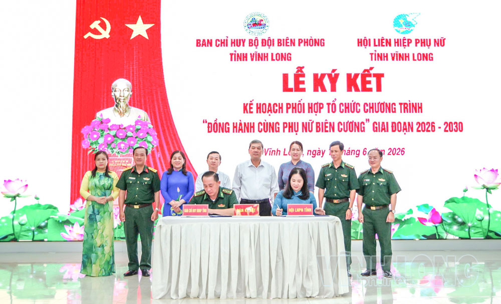 Đồng chí Kim Ngọc Thái- Phó Bí thư Tỉnh ủy (hàng đứng, thứ tư từ phải sang) chứng kiến Bộ đội Biên phòng tỉnh và Hội LHPN tỉnh ký kết kế hoạch phối hợp chương trình “Đồng hành cùng phụ nữ biên cương”.