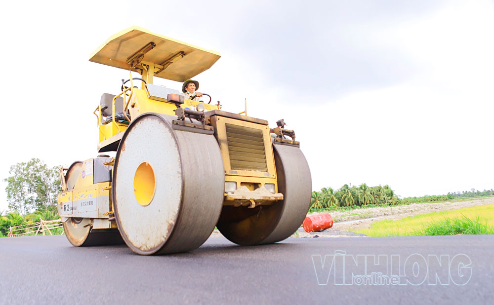 Tỉnh đang tập trung triển khai đúng tiến độ nhiều công trình giao thông trọng điểm, góp phần thúc đẩy phát triển công nghiệp, năng lượng và hệ thống logistics. Trong ảnh: Thi công công trình Đường tỉnh 909B.

