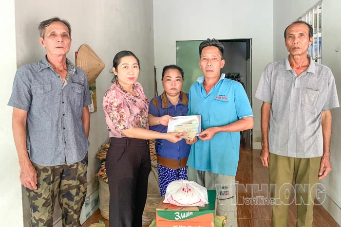 Trao tiền bạn đọc hỗ trợ anh Nguyễn Hoàng Kha