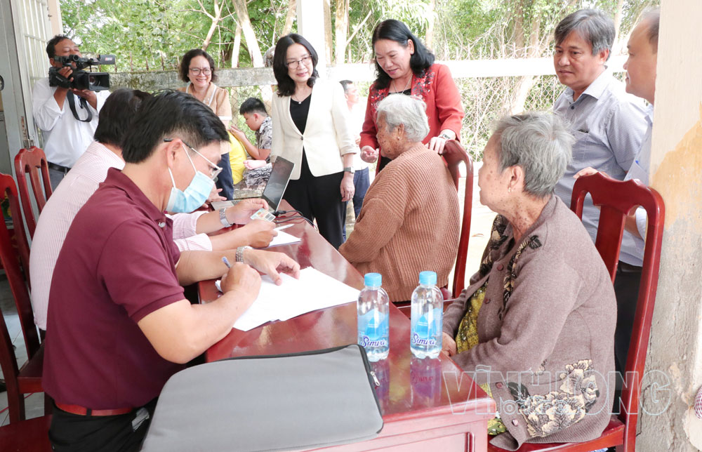 Lãnh đạo tỉnh thăm hỏi, động viên người dân tại điểm khám sức khỏe khóm Giồng Trôm, phường Duyên Hải.

