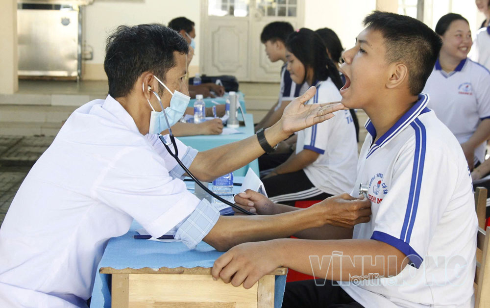 Khám sức khỏe định kỳ cho học sinh Trường THCS Thanh Mỹ, xã Châu Thành.

