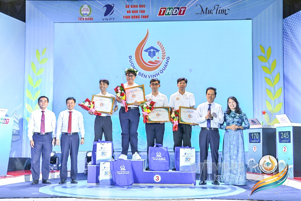 Huỳnh Ngọc Đăng Khoa nhận giải tại chương trình “Đường đến vinh quang”. Ảnh: PHAN HÂN