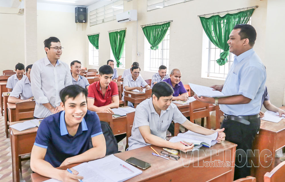 Thầy Thạch Khene Na Ra trao đổi với học viên trong quá trình giảng dạy. Ảnh: ANH KHOA