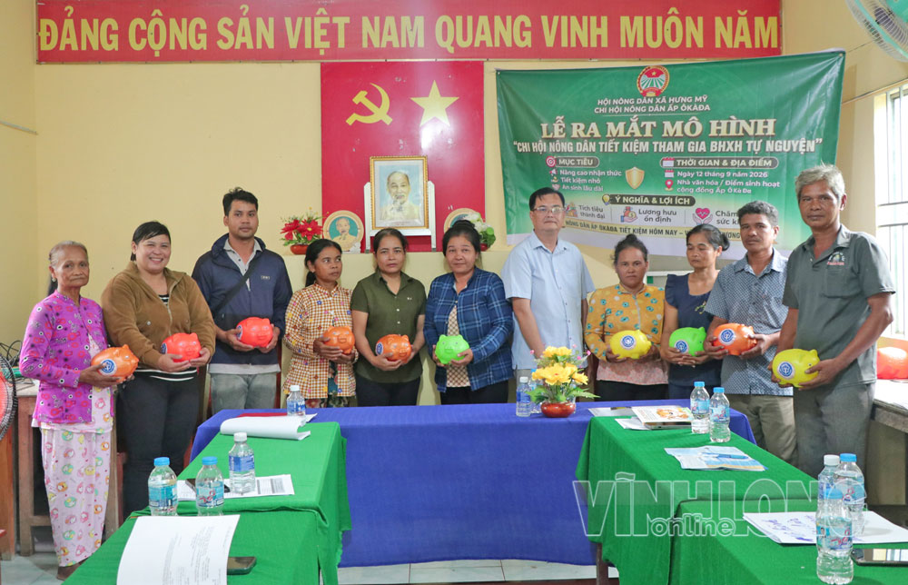 Hội viên Chi hội Nông dân ấp Ô Kà Đa tham gia BHXH tự nguyện, góp phần nâng cao chất lượng cuộc sống người dân trong xây dựng NTM. Ảnh: SƠN TUYỀN

