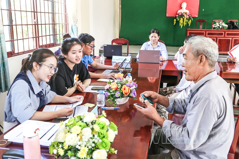 Người dân đến làm thủ tục hành chính vào ngày thứ bảy tại Nhà văn hóa ấp Qui Nông.

