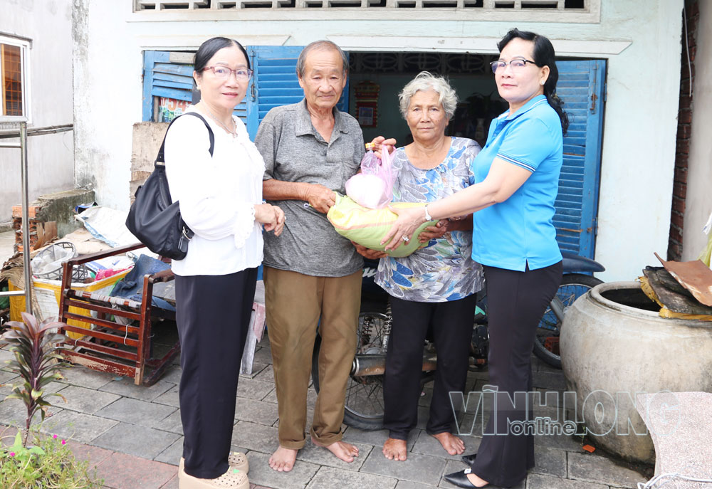 Bà Nguyễn Thị Ngọc Mai- Chi hội trưởng Chi hội Phụ nữ khóm Long Bình tặng gạo
cho người cao tuổi hoàn cảnh khó khăn.

