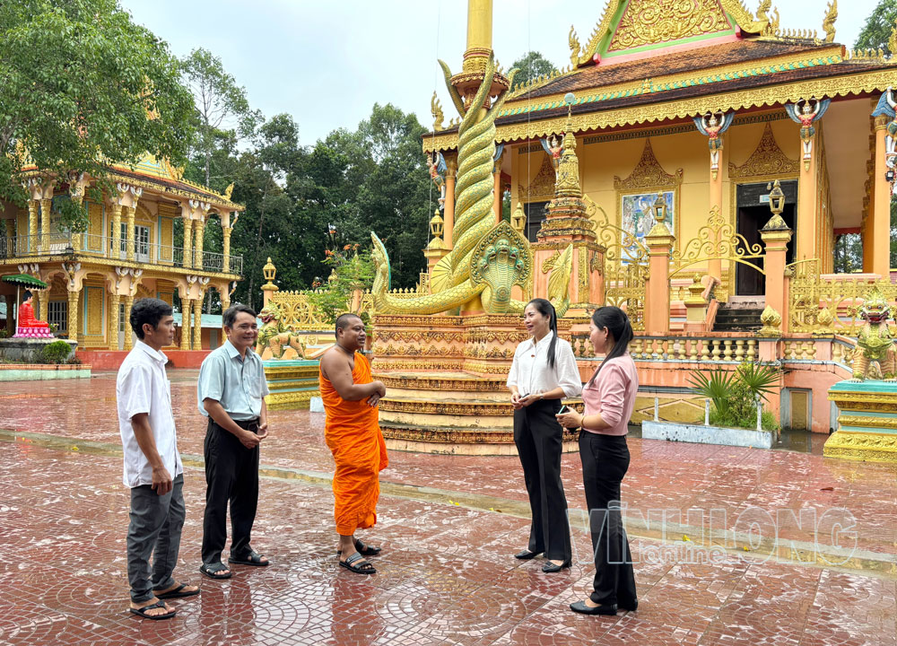 Đồng chí Huỳnh Thị Triều- Bí thư Đảng ủy xã Đôn Châu (thứ 2, bên phải) chọn cách lắng nghe nhiều hơn, đối thoại nhiều hơn. Ảnh: XUÂN TƯƠI

