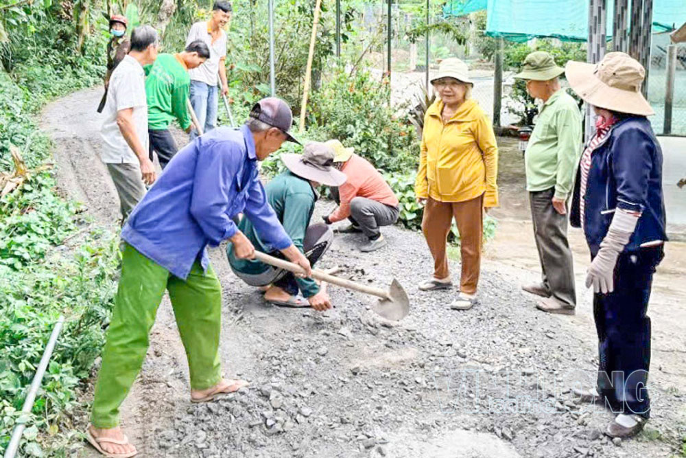 Người dân xã Long Hồ chung sức xây dựng NTM.

