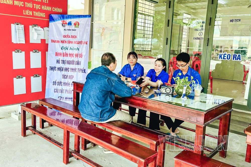 Đoàn viên, thanh niên hỗ trợ người dân thực hiện dịch vụ công trực tuyến, tại Trung tâm Phục vụ hành chính công xã Tiên Thủy.


