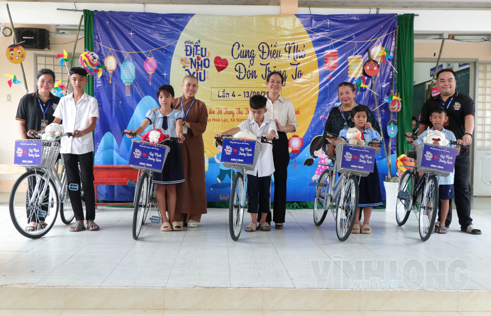 Lãnh đạo xã Song Lộc cùng mạnh thường quân trao xe đạp cho học sinh tại chương trình “Cùng điều nhỏ- Đón trăng to”.

