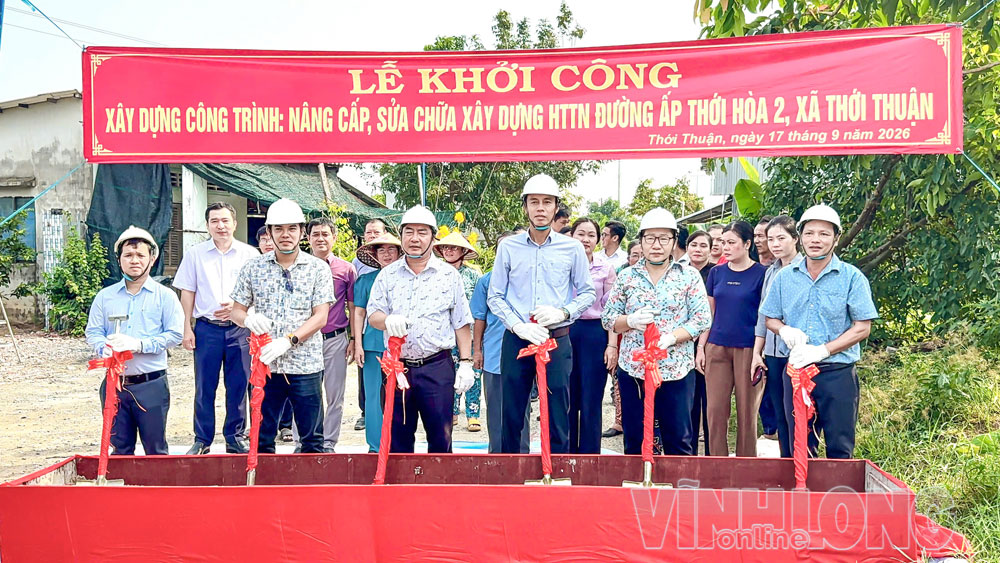 Đại biểu thực hiện nghi thức khởi công công trình.

