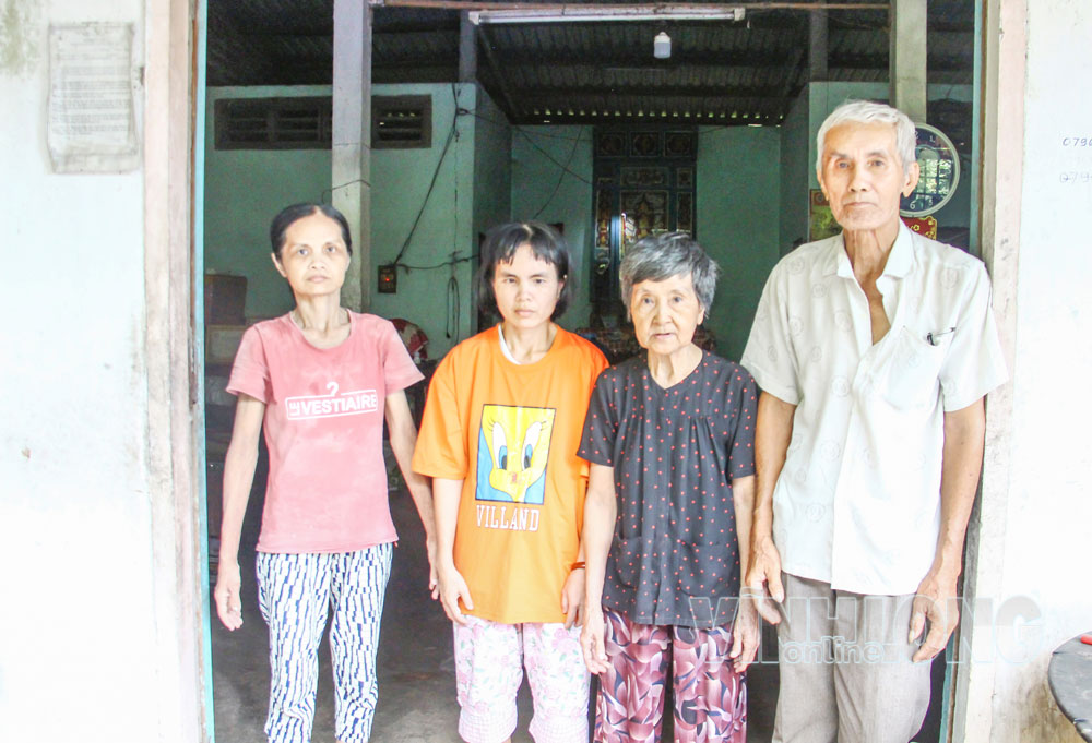 Ở tuổi 74, ông Văn Đình Phong và bà Nguyễn Thị Hùng vẫn phải chăm sóc các con không thể tự lo sinh hoạt cá nhân. Ảnh: CAO HUYỀN