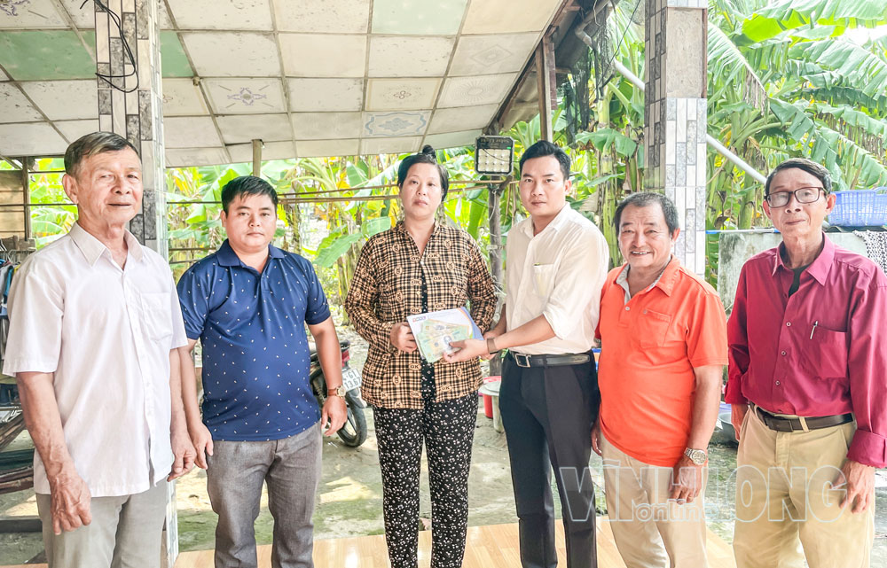 Gia đình em Nguyễn Hoàng Phúc nhận tiền hỗ trợ từ bạn đọc.