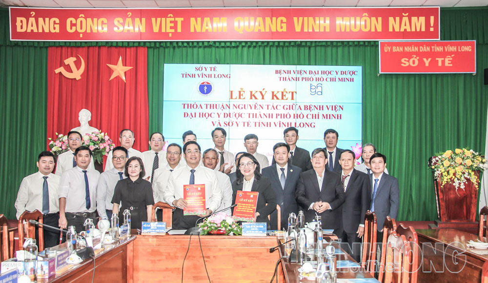 Sở Y tế và Bệnh viện ĐH Y dược TP Hồ Chí Minh ký kết thỏa thuận hợp tác, hướng đến nâng cao năng lực khám, chữa bệnh và phát triển nguồn nhân lực y tế. Ảnh: THÚY QUYÊN

