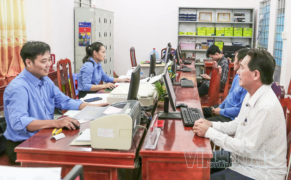 Người dân đến làm thủ tục hành chính tại Trung tâm Phục vụ hành chính công xã Long Hữu. Ảnh: NGỌC XOÀN