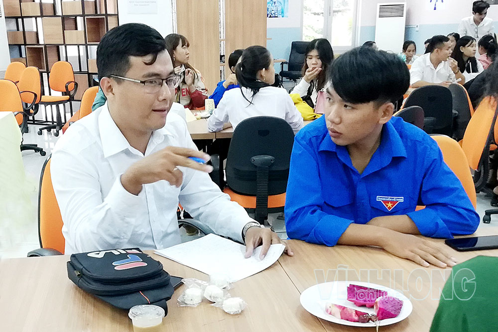 Trầm Minh Thuần (trái) chia sẻ kiến thức khởi nghiệp với sinh viên ĐH Trà Vinh.