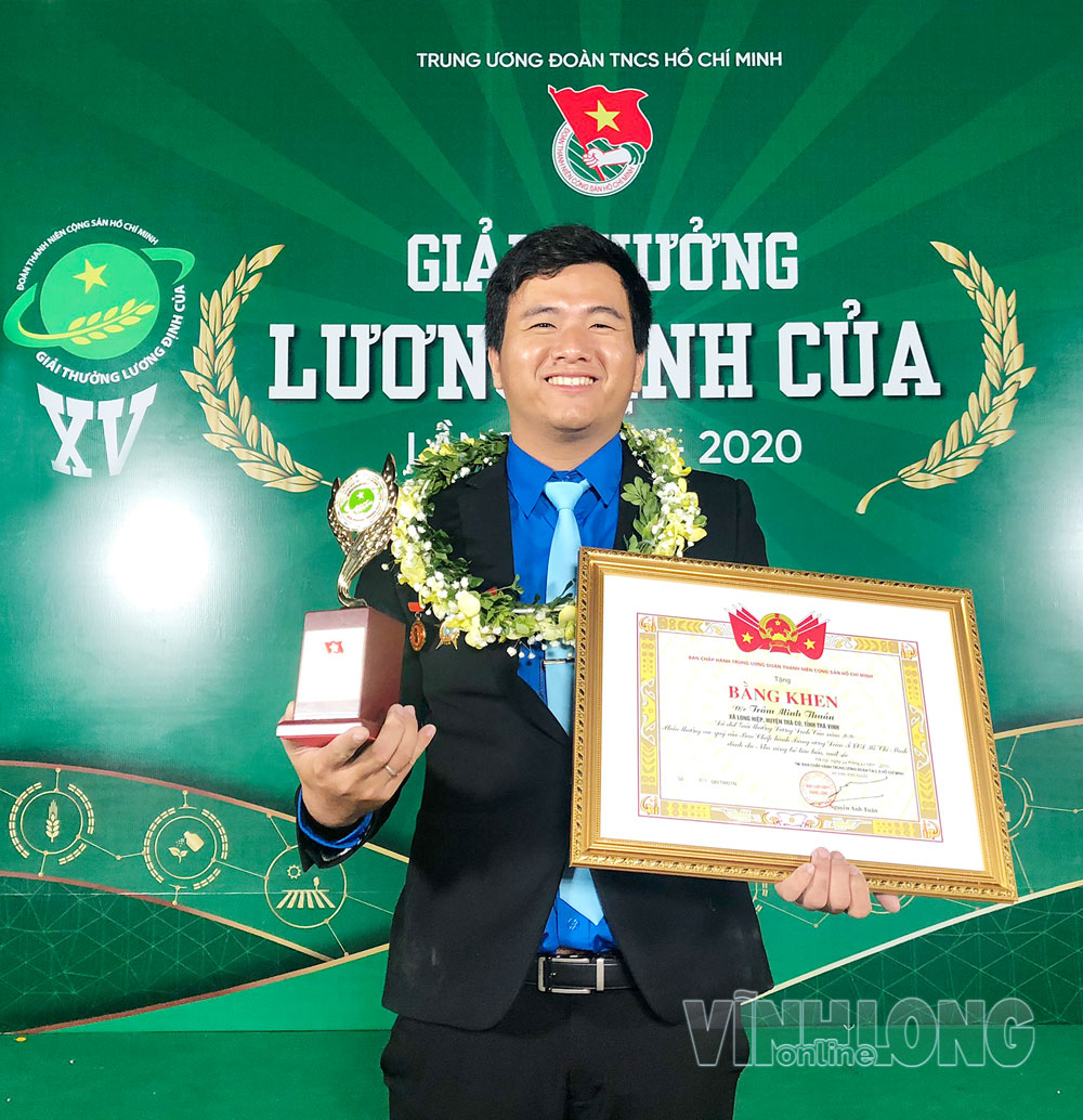 Trầm Minh Thuần khi nhận Giải thưởng Lương Định Của năm 2020.