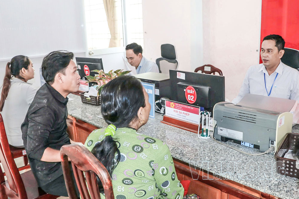 Công chức đồng bào dân tộc thiểu số tại xã Hàm Giang hướng dẫn người dân thực hiện thủ tục hành chính.

