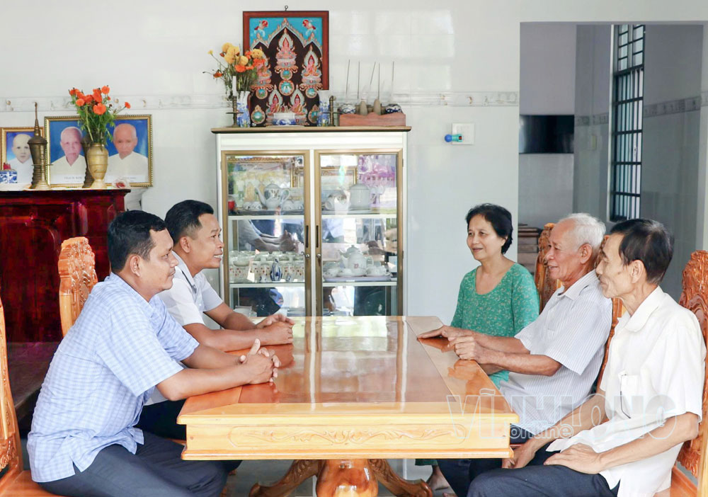 Cán bộ, đoàn thể xã Tiểu Cần thường xuyên tiếp xúc, nắm bắt tâm tư, nguyện vọng của đồng bào Khmer.

