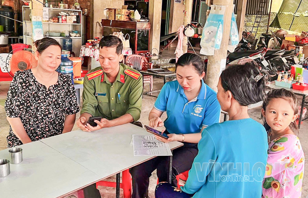 Mô hình “Phụ nữ với an toàn số” tại xã Quới An là “lá chắn” hữu hiệu giúp hội viên nâng cao cảnh giác trước chiêu trò lừa đảo tinh vi trên không gian mạng. Ảnh: THÚY QUYÊN

