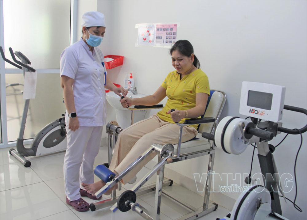 Các y, bác sĩ Khoa Vật lý trị liệu- Phục hồi chức năng BVĐK Trà Vinh hỗ trợ bệnh nhân hồi phục chức năng vận động sau chấn thương, phẫu thuật hoặc do bệnh lý mạn tính. Ảnh: THÚY QUYÊN

