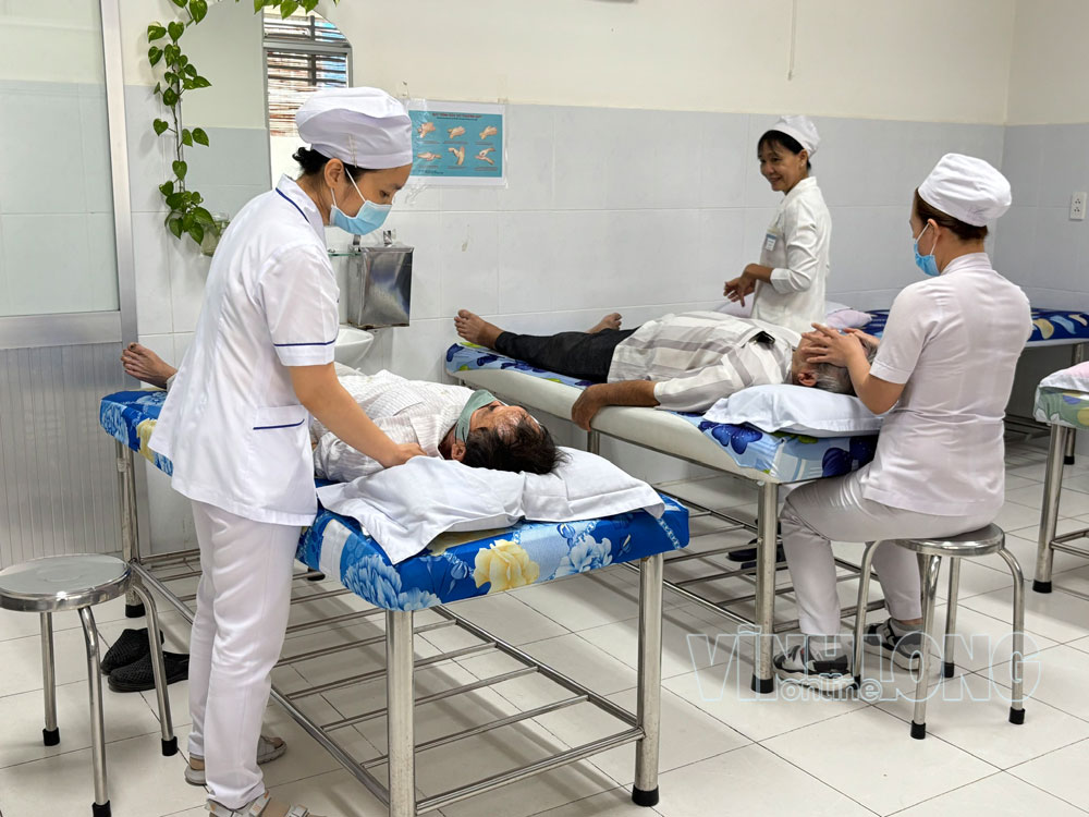 Bệnh nhân được chăm sóc điều trị sau tai biến với phương pháp xoa bóp, bấm huyệt tại Bệnh viện Y học cổ truyền Trần Văn An. Ảnh: PHAN HÂN

