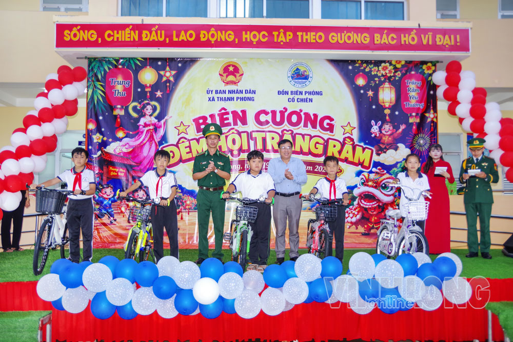Đại tá Nguyễn Văn Triều- Phó Chính ủy Bộ đội Biên phòng tỉnh và đồng chí Phạm Văn Hùng- Phó Bí thư Đảng ủy, Chủ tịch UBND xã Thạnh Phong tặng xe đạp hỗ trợ học sinh hoàn cảnh khó khăn.