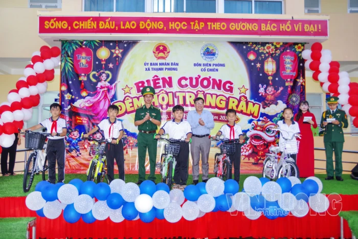Đồn Biên phòng Cổ Chiên 
tổ chức Tết Trung thu cho học sinh