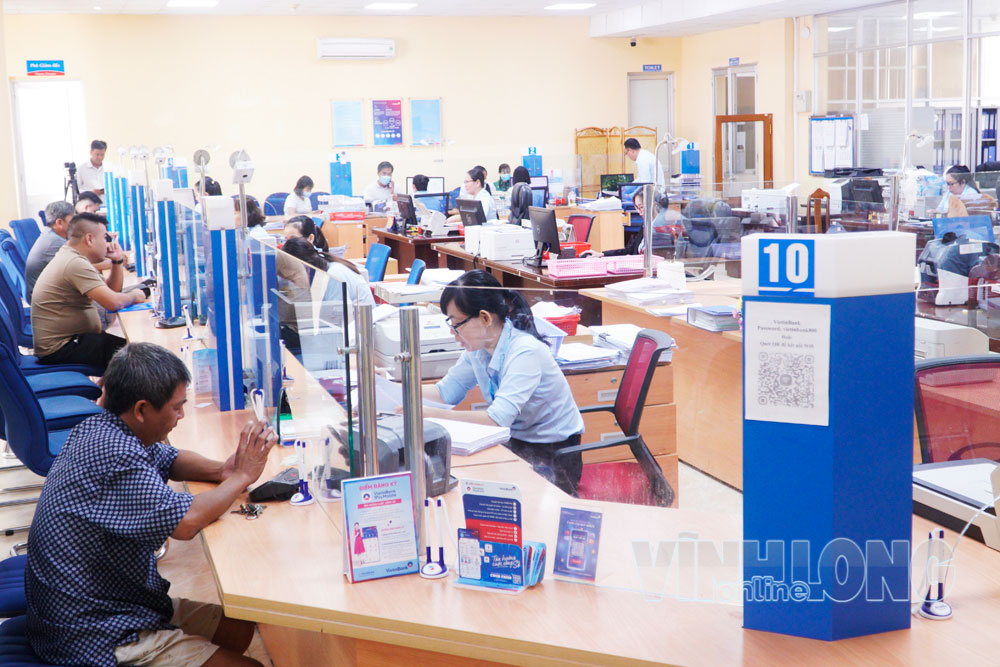 Ngành ngân hàng triển khai nhiều giải pháp khơi thông dòng vốn, hỗ trợ doanh nghiệp tiếp cận tín dụng phục vụ sản xuất, kinh doanh. Trong ảnh: Người dân giao dịch tại Ngân hàng VietinBank Chi nhánh Vĩnh Long.

