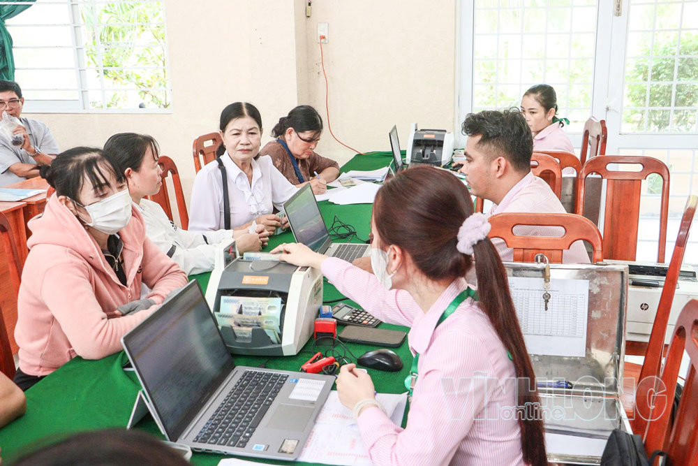 Nguồn vốn chính sách xã hội tiếp sức phát triển kinh tế, nâng cao thu nhập. Trong ảnh: Đại diện tổ tiết kiệm và vay vốn đến giao dịch tại điểm giao dịch xã Hòa Bình, thuộc Phòng Giao dịch Ngân hàng Chính sách xã hội Trà Ôn.

