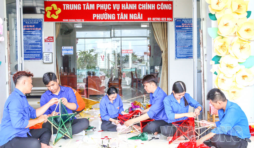 Đoàn viên, thanh niên phường Tân Ngãi làm lồng đèn ngôi sao chuẩn bị Tết Trung thu cho thiếu nhi địa phương.Ảnh: CẨM HUỆ

