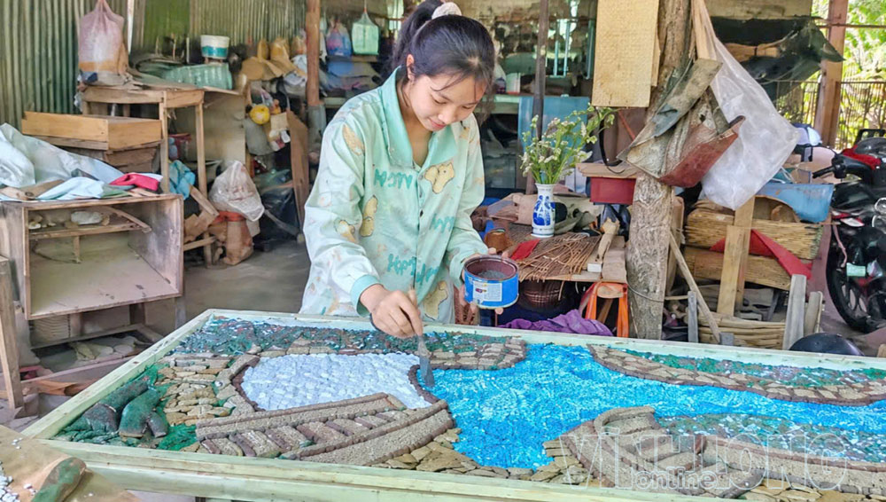 Phạm Xuân Nhi, học sinh lớp 6/2 Trường THCS Châu Hòa trong quá trình làm sản phẩm tranh nổi “ Chiến thắng Cái Sơn, Vĩnh Long 1960”.

