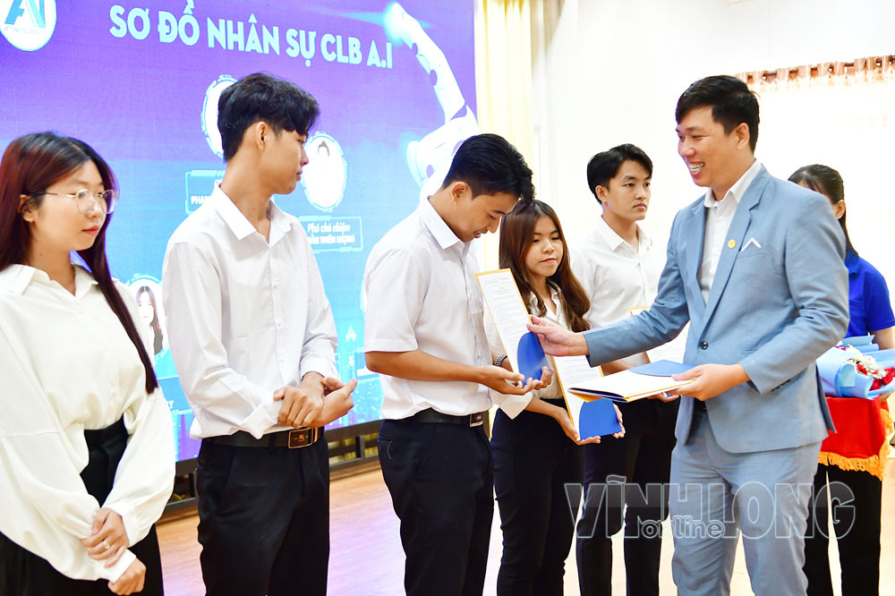TS Nguyễn Văn Vũ An trao giấy chứng nhận cho sinh viên hoàn thành khóa huấn luyện về khởi nghiệp.