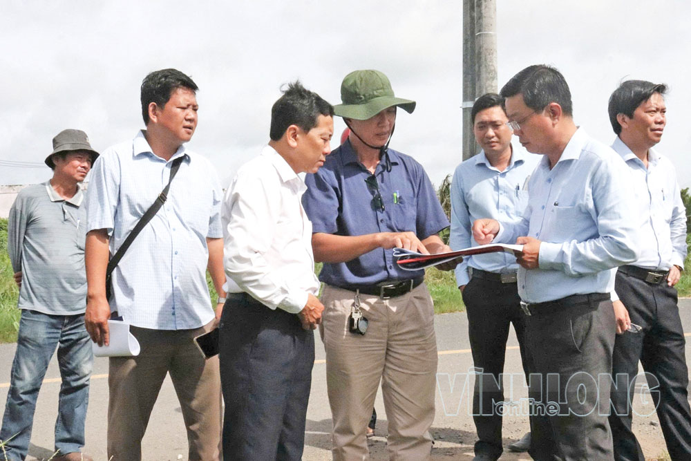 Lãnh đạo xã Ba Tri khảo sát, kiểm tra, đôn đốc đẩy nhanh tiến độ công trình trọng điểm trên địa bàn xã. Ảnh: THÀNH LẬP

