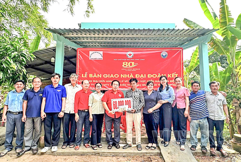 Đảng ủy, MTTQ và các tổ chức chính trị- xã hội làm tốt công tác vận động mạnh thường quân hỗ trợ nhà đại đoàn kết cho hộ nghèo.