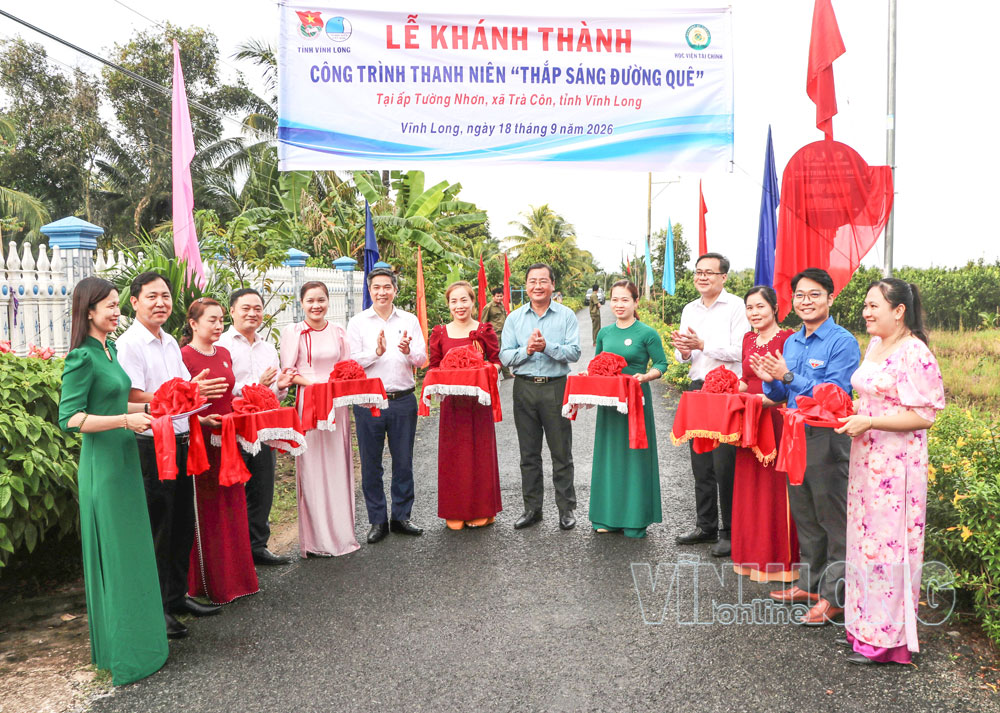 Khánh thành công trình thanh niên “Thắp sáng đường quê” ở ấp Tường Nhơn (xã Trà Côn). Ảnh: TUYẾT NGA

