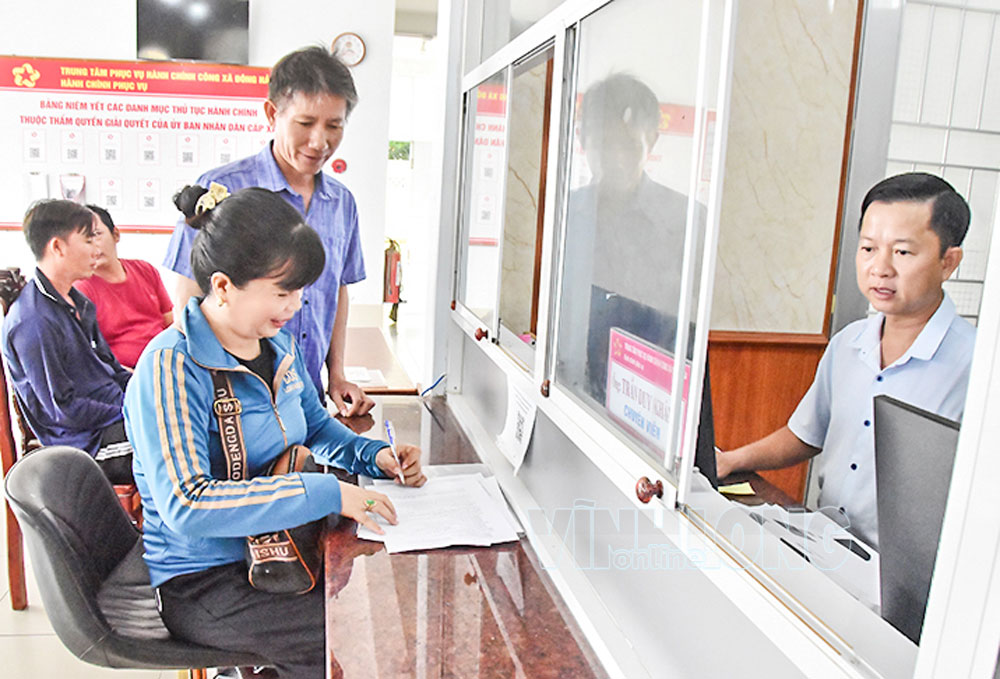 Bà Nguyễn Thị Thù (ấp Hồ Thùng, xã Đông Hải) thực hiện thủ tục quyền sử dụng đất. Ảnh: MỸ NHÂN

