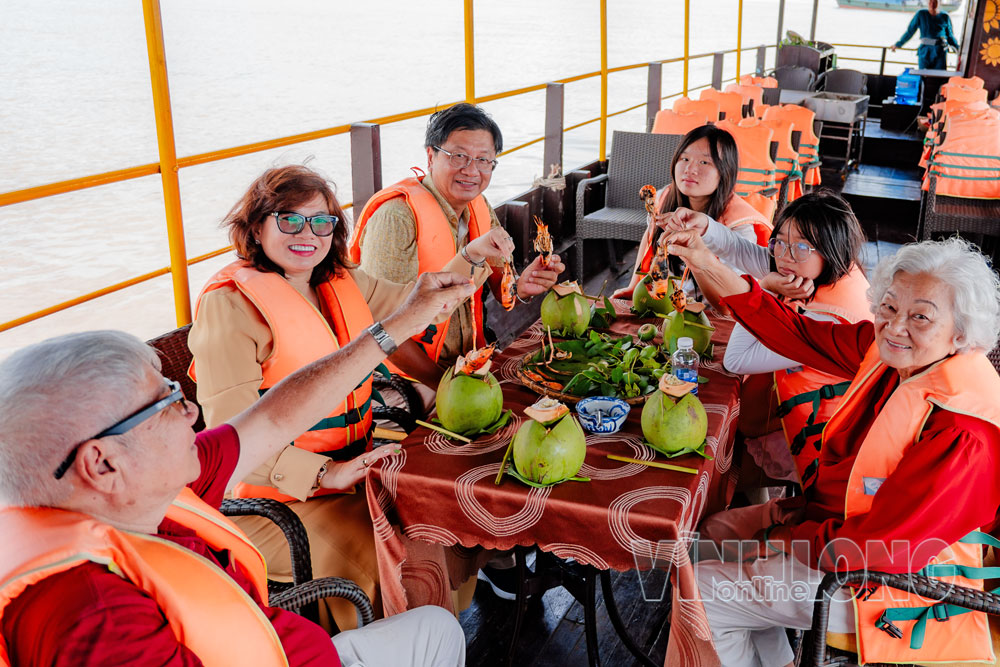 Du lịch sinh thái trải nghiệm trên sông trong tour “Một thoáng Hàm Luông” ở Vĩnh Long.

