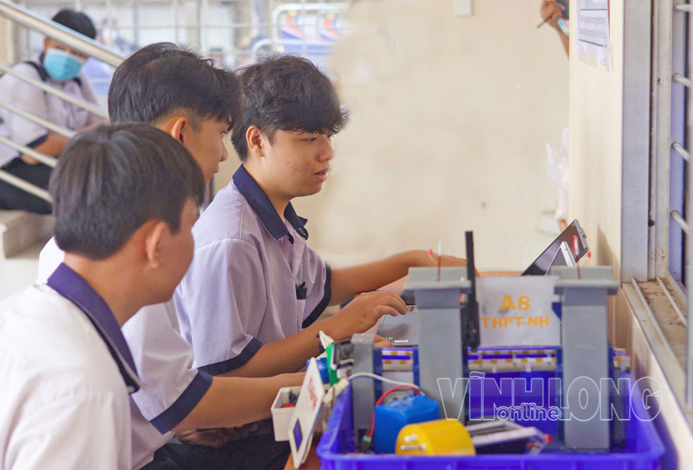 
Nhóm tác giả Lê Trọng Nam, Trần Duy Khang, Huỳnh Minh Ngọc, lớp 11A8, Trường THPT Nguyễn Huệ trong quá trình thực hiện đề tài “Hệ thống cống ngăn mặn thông minh”.
