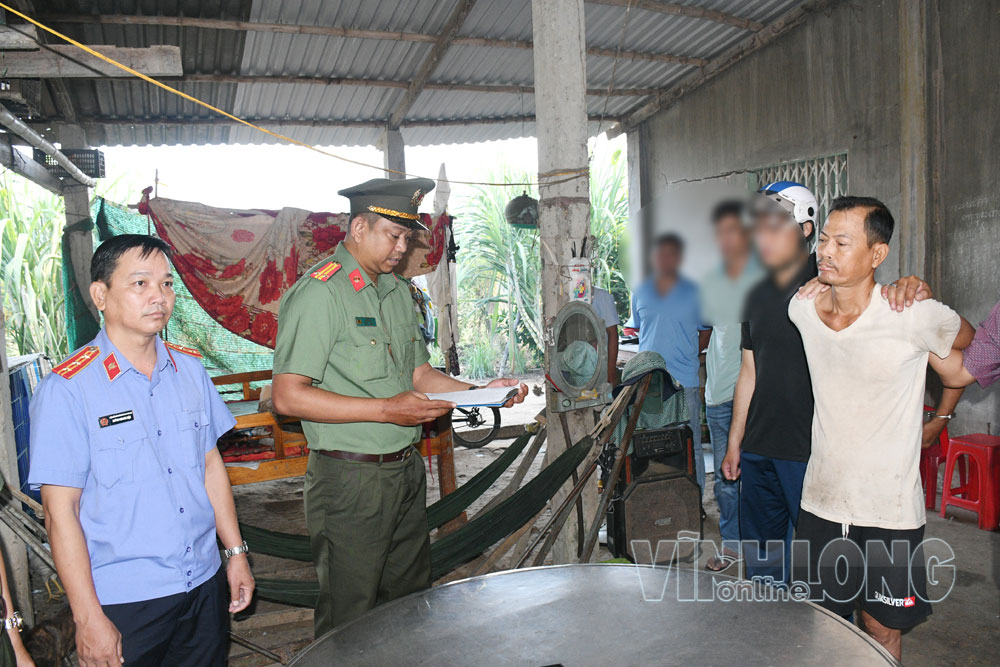 Cơ quan An ninh điều tra Công an tỉnh thi hành lệnh bắt tạm giam và khám xét nơi ở của Thạch Chanh Tra.
Ảnh: HỒ GIANG