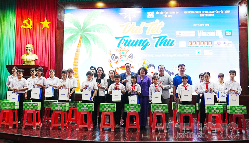 Đồng chí Đặng Thị Ngọc Thịnh- nguyên Ủy viên Trung ương Đảng, nguyên Phó Chủ tịch nước và đồng chí Nguyễn Thị Bé Mười- Tỉnh ủy viên, Phó Chủ tịch UBND tỉnh cùng đại diện các cơ quan, đơn vị
và nhà tài trợ trao quà trung thu cho học sinh. Ảnh: CAO HUYỀN

