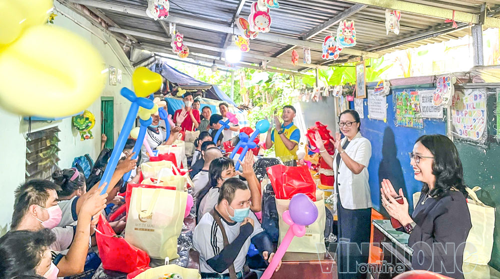 Thứ trưởng Bộ GD-ĐT Nguyễn Thị Quyên Thanh thăm, tặng quà và vui Trung thu cùng học sinh lớp học tình thương phường Tân Hạnh. Ảnh:
CAO HUYỀN