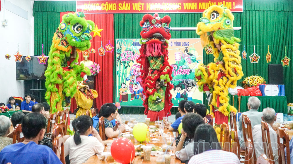 Thiếu nhi, người cao tuổi hào hứng xem múa lân trong chương trình “Vui hội trăng rằm năm 2026” tại Trung tâm Công tác xã hội Vĩnh Long. Ảnh: THẢO TIÊN