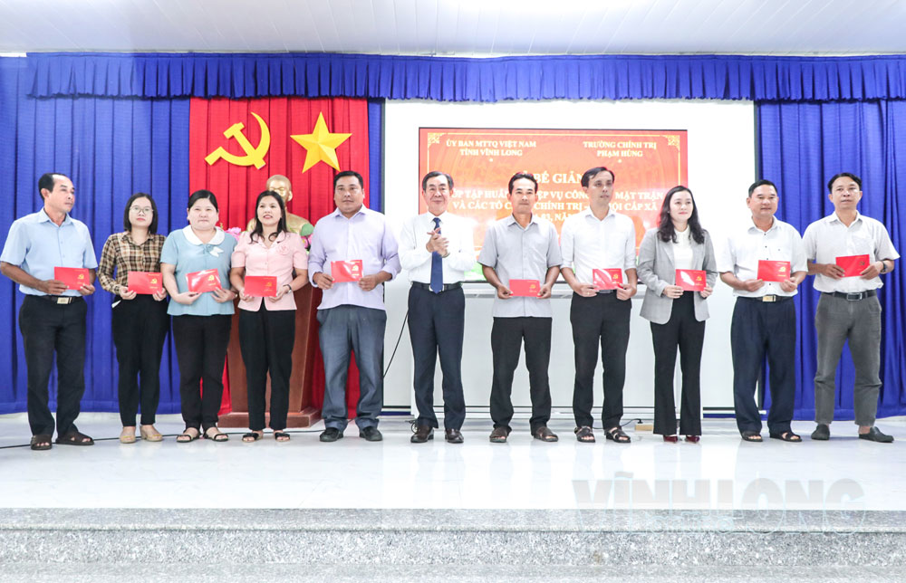 Đồng chí Lê Thanh Bình- Ủy viên Thường vụ Tỉnh ủy, Phó Chủ tịch Ủy ban MTTQ Việt Nam tỉnh trao chứng nhận cho học viên hoàn thành tập huấn nghiệp vụ công tác mặt trận và các tổ chức chính trị- xã hội cấp xã, khóa 3 năm 2026.

