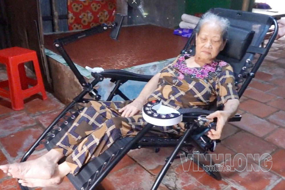 Cụ Lê Thị Tân (hay gọi cụ Sáu), 70 tuổi ngụ Ấp 2, xã Trà Ôn thử nghiệm “Ghế thông minh ứng dụng AI hỗ trợ người già và người khuyết tật”.