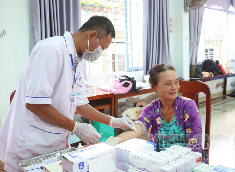Khám tư vấn chăm sóc và hướng dẫn người dân xã Tân Quới theo dõi sức khỏe phù hợp. Ảnh: T.QUYÊN