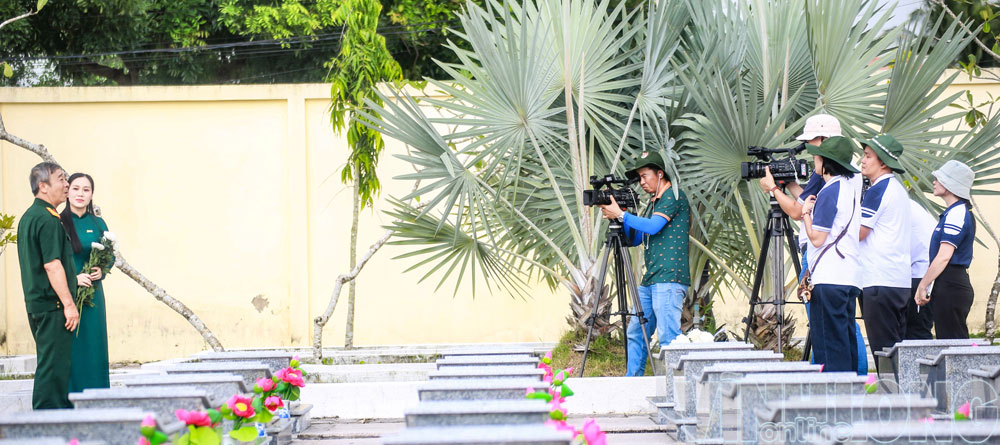Tọa đàm “Nơi ký ức dẫn đường” do Báo và phát thanh, truyền hình Vĩnh Long thực hiện ghi hình tại Nghĩa trang Liệt sĩ Tam Bình.