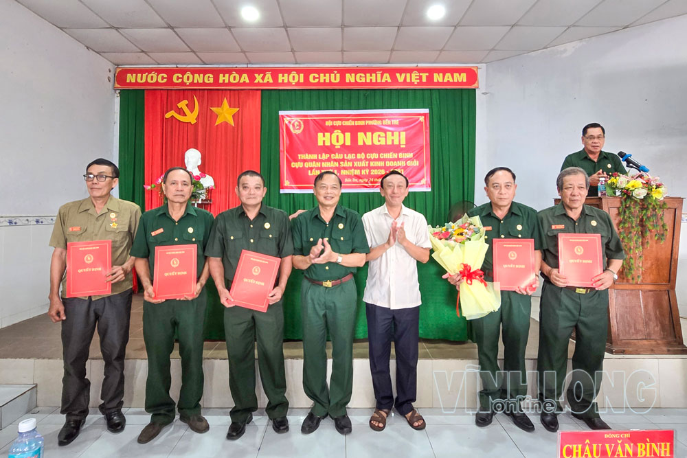 Lãnh đạo Hội Cựu chiến binh tỉnh và phường Bến Tre trao quyết định thành lập CLB.