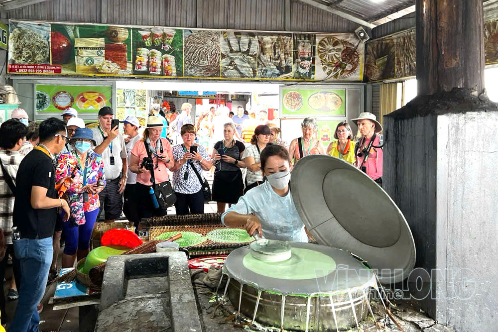 Du khách tìm hiểu làng nghề khi du lịch chợ nổi Cái Răng (TP Cần Thơ).

